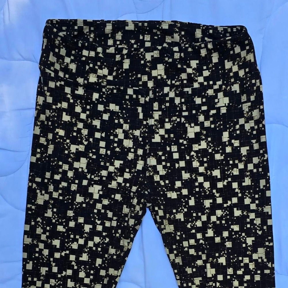 Lularoe Black & cream pixelated leggings Tall & Curvy